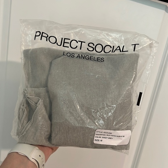 NWT project social Riley notched sleeve tee size medium in shady grey - Picture 3 of 3